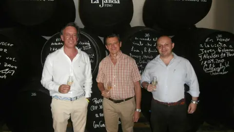 En la fotograf&iacute;a, de izquierda a derecha: Jos&eacute; Manuel Anelo &ndash;gerente de Bodegas
&Aacute;lvaro Domecq‐, Francisco Antonio Garc&iacute;a Romero y Marco A. Velo, coordinador de
la programaci&oacute;n cultural Cultusema.