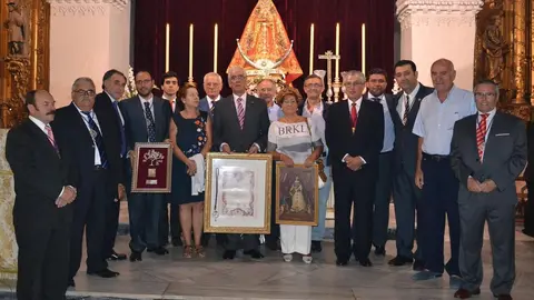 Ambas directivas posaron para los fot&oacute;grafos delante del altar con objeto de tener un recuerdo de esta confraternizaci&oacute;n