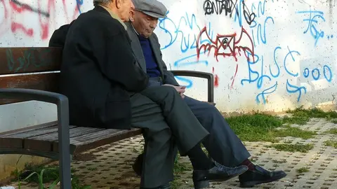 Ancianos en un parque.