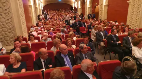Unas 400 personas abarrotaron el acto en la sala Compa&ntilde;&iacute;a.