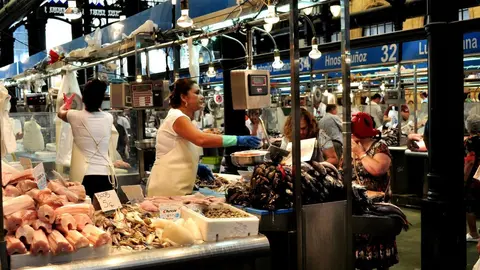 Imagen de un puesto de pescado en el Mercado de Abastos de Jerez