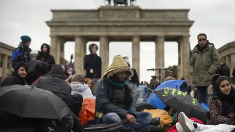 Imagen de refugiados en Puerta de Brandenburgo, Berl&iacute;n