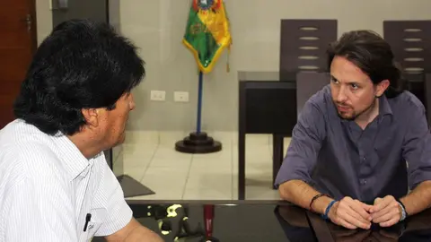 BOL08. SANTA CRUZ (BOLIVIA), 26/09/2014.- El eurodiputado y l&iacute;der del partido espa&ntilde;ol Podemos, Pablo Iglesias (d), se re&uacute;ne con el presidente de Bolivia, Evo Morales (i), en Santa Cruz hoy, viernes 26 de septiembre de 2014. Iglesias inici&oacute; hoy en Bolivia una gira que le llevar&aacute; tambi&eacute;n a Ecuador y Uruguay para conocer de primera mano los modelos econ&oacute;micos soberanistas de estos pa&iacute;ses que, a su juicio, demuestran que es posible "hacer las cosas de otra manera". EFE/ABI/SOLO USO EDITORIAL