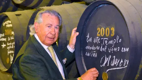 Manuel Morao firmando en 2003 en una bota de Williams-Humbert