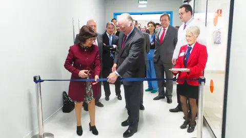 Mar&iacute;a del Carmen Collado, teniente de alcaldesa y el Dr. Francisco Ivorra, presidente de HLA, cortaron la cinta inaugural del nuevo bloque quir&uacute;rgico | Pablo Illanas para MIRA Jerez