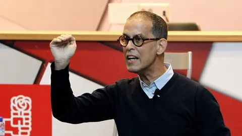GRA068. ZARAGOZA, 11/01/2015.- El secretario de Movimientos Sociales del PSOE, Pedro Zerolo, durante su intervenci&oacute;n en la Asamblea Abierta que ha tenido lugar hoy, en Zaragoza, en la que ha defendido las pol&iacute;ticas publicas, porque act&uacute;an contra la desigualdad y la discriminaci&oacute;n, y ha vaticinado que su partido ganar&aacute; las elecciones. EFE/Javier Belver