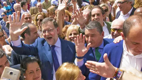 Mariano Rajoy saluda a los ciudadanos en una ciudad que se ha volcado con su visita | Juan Carlos Corchado para MIRA Jerez