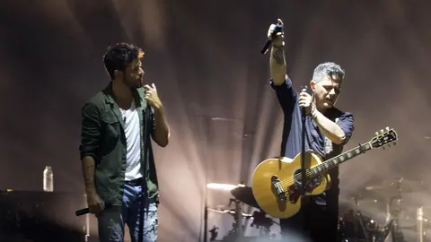 Alejandro Sanz levantando al p&uacute;blico junto a Pablo L&oacute;pez | Juan Carlos Corchado para MIRA Jerez