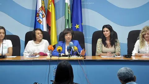 Carmen Collado acompa&ntilde;ada por Concepci&oacute;n Fern&aacute;ndez, presidenta local de la Asociaci&oacute;n Espa&ntilde;ola Contra el C&aacute;ncer, Gema Cerezo, higienista dental del Centro Dental Esprohident, Mar&iacute;a &Aacute;ngeles Raya, directora m&eacute;dica del Centro M&eacute;dico Inderlas, Pilar Payares, especialista en Medicina de Familia en el Hospital cl&iacute;nica Serman y por Roc&iacute;o S&aacute;nchez, de Ortopedia Cuatro Caminos.