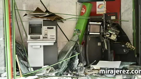 Sucursal de Unicaja de la avenida Olivar del Rivero destrozada tras la explosi&oacute;n en la ma&ntilde;ana del domingo | Pablo Mu&ntilde;oz de Sherry Drone para MIRA Jerez