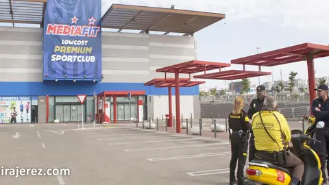 Agentes de la Polic&iacute;a Nacional y del servicio de seguridad del parque custodian la entrada al parking de MediaFit | Juan Carlos Corchado para MIRA Jerez