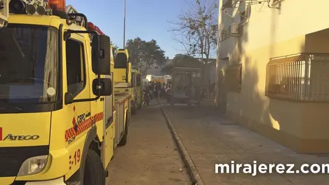 Incendio en Bloque 16, barriada de Vallesequillo | Foto de Ricardo Franco para MIRA Jerez