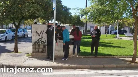 Control de drogas de la Polic&iacute;a Nacional a grupo de j&oacute;venes en Jerez, NOV 2016 | MIRA Jerez
