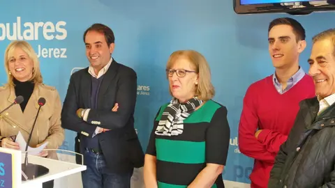 Mar&iacute;a Jos&eacute; Garc&iacute;a-Pelayo, en rueda de prensa en la sede del PP de Jerez acompa&ntilde;ada por Antonio Salda&ntilde;a, Jos&eacute; Galv&iacute;n, Mar&iacute;a Jos&eacute; R&uacute;a y Jaime Espinar