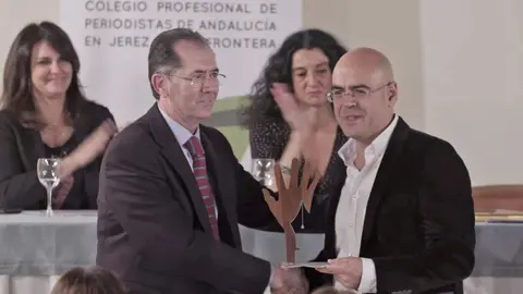 Juan Cano, de Diario Sur, recoge el II Premio de Periodismo Social Antonio Ortega | Monty Montero para APJ