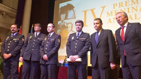 El delegado del Gobierno en Andaluc&iacute;a, Antonio Sanz, ha hecho entrega del galard&oacute;n a la Unidad de Atenci&oacute;n a la Familia y Mujer &ndash;UFAM- de la Polic&iacute;a Nacional de Jerez, recogiendo el galard&oacute;n Carlos Serra, comisario jefe.