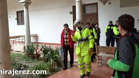 Los Bomberos inspeccionan el lugar del desplome en un patio interior de la Escuela de Arte y Oficios de Jerez | Miguel Abreu para MIRA Jerez