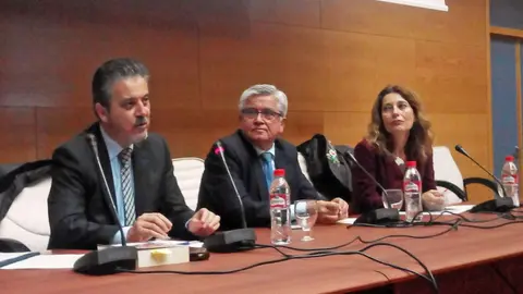 El Juez de Menores Jaime Moya (izq.), junto al vicedecano Manuel Ferrer y la presidenta de la Comisi&oacute;n de Formaci&oacute;n de ICAB Jerez,  Inmaculada Delgado