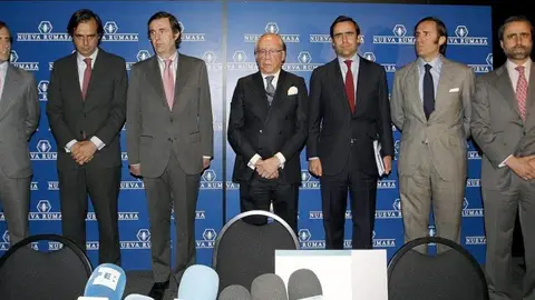 Imagen de archivo de los hermanos Ruiz-Mateos con su padre