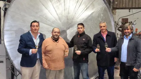 Recepci&oacute;n de la paellera por parte de Cerrajer&iacute;a Olmedo&nbsp;Artesanos,&nbsp;De izquierda a derecha:&nbsp;Miguel Angel Salas (Organizaci&oacute;n),&nbsp;Arturo S&aacute;nchez (Cervecer&iacute;a La Lonja),&nbsp;David Olmedo (Cerrajer&iacute;a Olmedo Artesanos),&nbsp;Javier Lobo (Presidente Adecosur) y &nbsp;Carlos Puerto (Centro Balari y patrocinador del evento)
