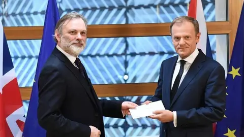 El embajador brit&aacute;nico ante la UE, Tim Barrow, presenta la carta de de la primera ministra brit&aacute;nica, Theresa May, al presidente del Consejo Europeo, Donald Tusk
