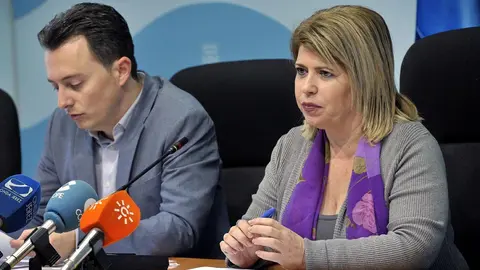 Mamen S&aacute;nchez, acompa&ntilde;ada de Santiago Galv&aacute;, en la rueda de prensa ofrecida esta tarde en el Ayuntamiento