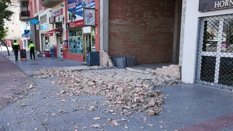 Cae el muro de un local en la avenida de Arcos