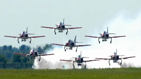 Toma en tierra en formaci&oacute;n. S&oacute;lo lo hace la Patrulla &Aacute;guila espa&ntilde;ola.