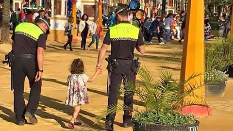Agentes de la Polic&iacute;a Local acompa&ntilde;an a una menor perdida en la Feria del Caballo de 2016 | Foto de &Aacute;lvaro Ojeda