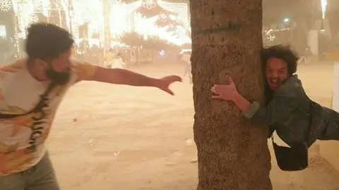 Diego Pozo Torregrosa, miembro de 'Los Delincuentes' parodiando sufrir un vendaval en la Feria del Caballo