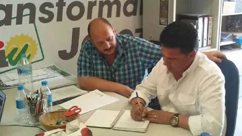 Ruiz-Berdejo con el alcalde de Torrecera, Manuel Bertolet, 