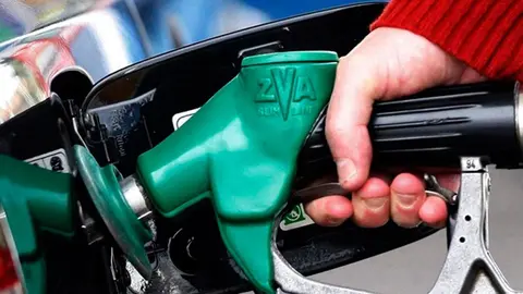 Una persona echando combustible a su veh&iacute;culo 