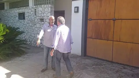 Pedro Pacheco disfruta ya de sus tres d&iacute;as de permiso penitenciario | Imagen de la llegada a su domicilio cedida por LaFM (www.la-fm.es)