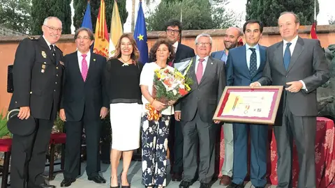 El decano Marcos Camacho y la junta de gobierno del Colegio de Abogados de Jerez, junto al Secretario de Estado de Seguridad, Jos&eacute; Antonio Nieto, y Antonio Padillo, con la Medalla de Oro del Santo &Aacute;ngel.
