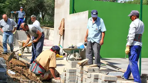 Alba&ntilde;iles en una obra