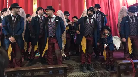 La comparsa de 'Los Carapapas', en la iglesia de San Ant&oacute;n.