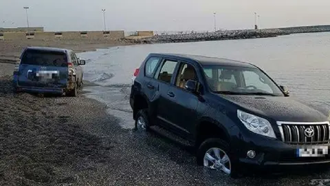 Fotograf&iacute;a correspondiente al abandono de dos todoterrenos por los narcos en una playa de La L&iacute;nea en 2017