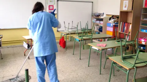 Limpiadora en un colegio