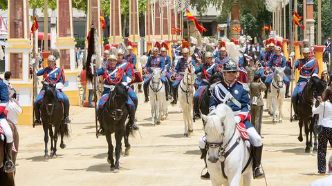 Guardia Real en paseo por el recinto ferial del Parque Gonz&aacute;lez Hontoria de Jerez | Noelia Herrera, de Jonocla Fotograf&iacute;a, para MIRA Jerez