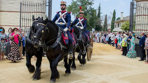 Guardia Real en paseo por el recinto ferial del Parque Gonz&aacute;lez Hontoria de Jerez | Noelia Herrera, de Jonocla Fotograf&iacute;a, para MIRA Jerez