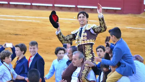 Roca Rey sale a hombros | M. Bre&ntilde;a