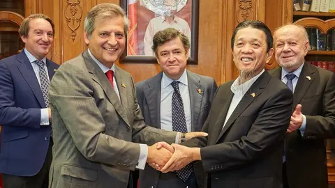 28/05/2018. 
Embajada de Filipinas en Madrid. Firma de acuerdo comercial entre Jes&uacute;s Medina y Lucio Co ante el embajador.
Foto: GUILLERMO NAVARRO