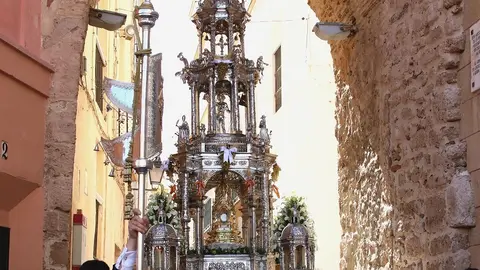 La Custodia atraviesa el Arco de la Rosa.