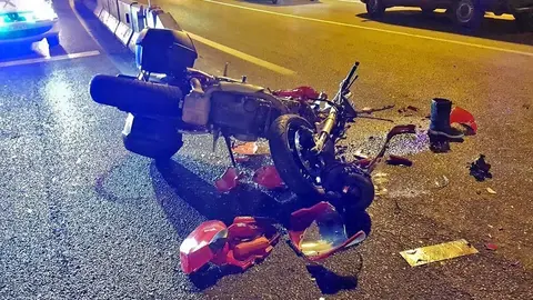Una moto en un accidente en una foto de archivo