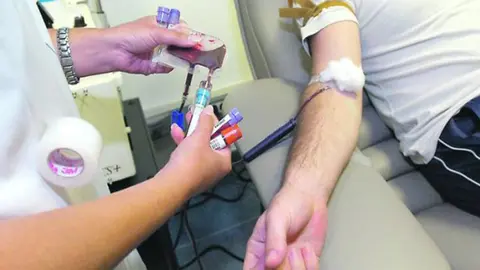 Una persona donando sangre