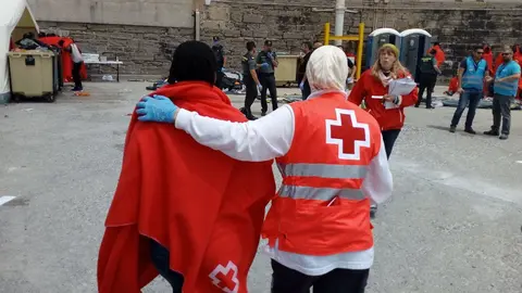 Inmigrantes y Cruz Roja en Tarifa