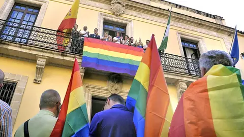 Banderas arcoiris frente al Ayuntamiento de Jerez