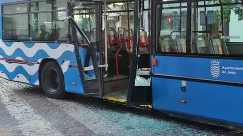Autob&uacute;s urbano tras sufrir accidente en Calle Medina, Jerez | Labrador para elMIRA.es