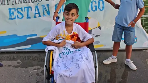 Aitor Palomeque recibe una camiseta del Real Madrid firmada por todos los jugadores | Alejandro Jim&eacute;nez