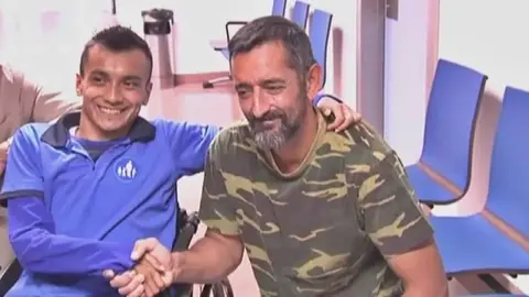 Un feliz Wilmar Arias estrecha la mano con el doctor Cavadas